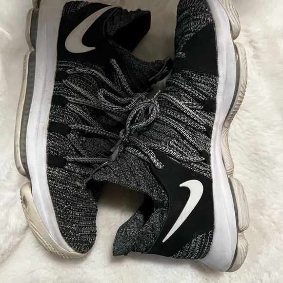 Assorted Nike and Jordan shoes. - Picture 5 of 5